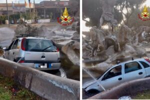Catania, auto dentro la Fontana di Proserpina: donna di 58 anni salvata dai Vigili del fuoco