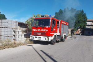 Paternò, incendio in un terreno abbandonato di via Busacca: la matrice è ignota