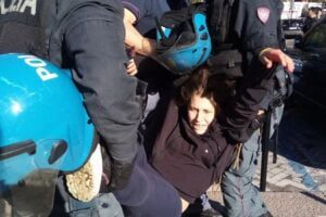 Catania, gli attivisti di ‘Ultima generazione’ colorano di rosso la fontana dei Malavoglia in Piazza Verga