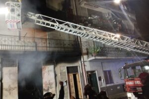 Adrano, panico in città, camion in fiamme dentro garage