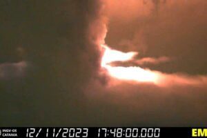 Etna, intensa attività parossistica: cenere su Milo e Zafferana. Per ora nessun impatto su attività aeroporto