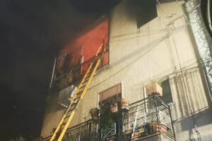 Biancavilla, fuoco in una casa a tre livelli di via Moderi: da accertare le origini