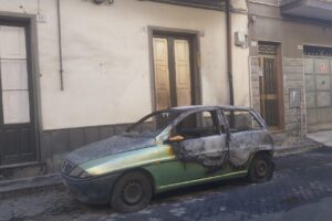 Paternò, rogo distrugge Lancia Y in via Bari: danneggiata la facciata di un’abitazione
