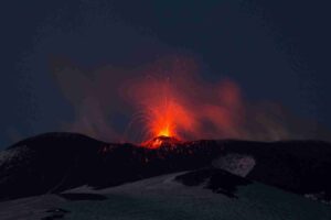 Etna, Protezione Civile emette ‘allerta gialla’: dopo passaggio ad attività eruttiva media