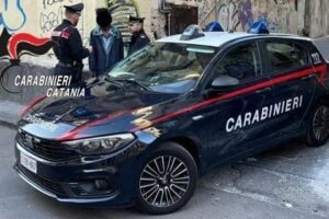 Catania, ruba i cellulari a due passanti e li minaccia: fermato, si cercano i complici