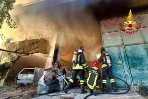 Santa Venerina, incendio in garage danneggia un’auto e un camion: cause da accertare