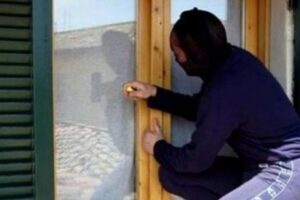 Catania, 55enne si arrampica sui ponteggi e ruba 6 mila euro in una stanza d’albergo: il turista dormiva