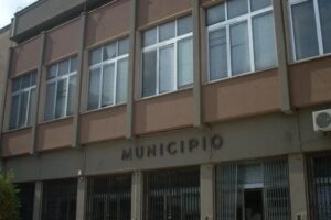 Adrano, operatore ecologico protesta davanti al municipio con una bottiglia di alcol in mano