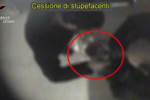 Catania, decine di arresti per droga nella “Fossa dei Leoni” di Librino: il codice dei pusher e le tecniche di sorveglianza (VIDEO)