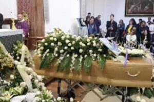 A Solarino i funerali di Chiara: “Si può essere saggi anche a 18 anni. E’ una fiaccola che ha brillato”