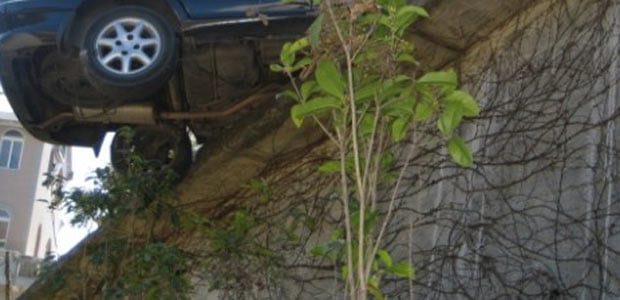 Centuripe, auto finisce sul ciglio di una scarpata dopo incidente: salvato il giovane conducente