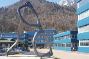 Parte, nel più grande gruppo mondiale dell'occhialeria, una sperimentazione sulla «settimana corta» che vedrà i poco meno di 20 mila dipendenti degli stabilimenti italiani di Agordo, Sedico, Cencenighe Agordino (Belluno), Pederobba (Treviso), Lauriano (Torino) e Rovereto (Trento), lavorare, per 20 settimane l'anno, solo dal lunedì al giovedì, per fruire così di un intero week end libero da impegni, e tutto questo a parità di salario.