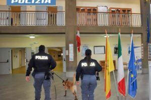 Caltagirone, cani antidroga ispezionano le aree esterne delle scuole: in un bagno trovato uno spinello