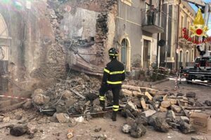 Catania, crolla vecchio edificio disabitato in via Gramignani: Vigili del fuoco mettono in sicurezza (VIDEO)