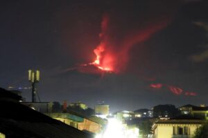 L’Etna si quieta dopo i “fuochi d’artificio”: ricadute di cenere segnalate a Fiumefreddo, Calatabiano e Giardini Naxos