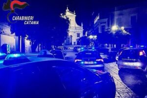 Biancavilla, aggredirono 40enne davanti al chiosco per un sms galante: Daspo per due