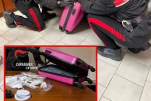 Catania, un trolley rosa in casa con mezzo chilo di cocaina: arrestata pusher 29enne