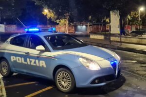 Catania, minaccia i passanti con lunghi chiodi d’acciaio davanti al centro commerciale: 35enne denunciato