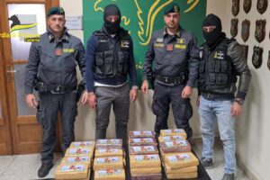 Catania, 45 kg di cocaina “in viaggio” su due auto: arrestate due persone (VIDEO)