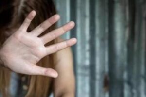 Palma di Montechiaro, donna di 50 anni sfregiata da acido muriatico lanciato dal marito: arrestato l’aggressore