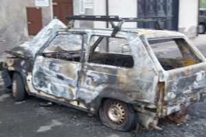 Paternò, incendio distrugge una vecchia Fiat Panda: era parcheggiata in via dello Stadio