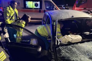 Biancavilla, tre feriti in un incidente stradale in via Mons. Calaciura: Ford va a sbattere contro il muretto