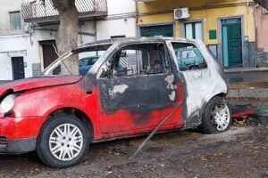 Paternò, auto bruciata in via Gaudio: probabile matrice dolosa