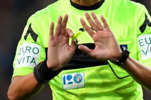 Calcio, a Mascalucia giovane arbitro aggredito e picchiato alla fine di una partita: solidarietà dalla Lega dilettanti Sicilia
