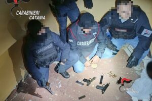 Catania, villetta di Vaccarizzo base operativa per custodire armi e droga: arrestati 8 giovani vicini al clan dei Cursoti milanesi