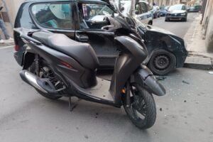 Paternò, auto si scontra con scooter tra via Coniglio e via Monfalcone: c’è un ferito