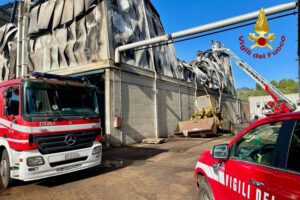 Caltagirone, oleificio in fiamme da ieri sera: incerte le cause del rogo