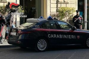Catania, la placca antitaccheggio ‘rovina’ lo shopping natalizio in via Etnea: denunciati 2 giovani ladri