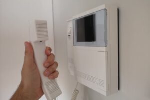 Mascalucia, 37enne con il braccialetto elettronico molestava al citofono l’ex compagna: arrestato