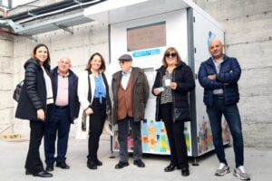 Bronte, inaugurata la macchina “mangiaplastica”: “Impariamo a differenziarla”