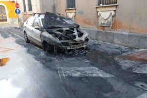 Adrano e S. M. di Licodia, incendi nella notte bruciano 2 auto: probabili cause accidentali