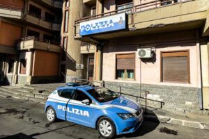 Adrano, fuochi d’artificio illegali e un coltello in auto: 39enne denunciato
