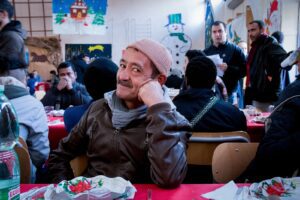Natale, senza regali 7,5 mln di italiani: tra i nuovi poveri chi ha perso il lavoro. Cresce la solidarietà