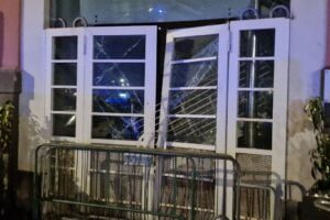 Catania, non lo fanno entrare in discoteca e sfonda porta della discoteca: 36enne denunciato