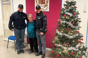 Caltagirone, anziana si smarrisce per le vie cittadine: poi fa la foto con gli agenti che l’aiutano a tornare a casa