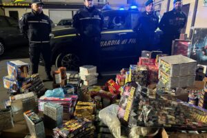 Catania, sequestrati 60 mila artifici pirotecnici illegali e pericolosi: denunciata commerciante 46enne