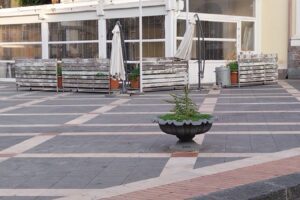 Paternò: “Una svista l’imbrattamento di Piazza Umberto”. Gli autori degli ‘scarabocchi’ si scusano e ripuliscono l’area