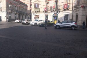 Paternò, in Piazza Regina Margherita posti di blocco della GdF per il controllo di auto e mezzi