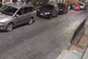 Adrano, le immagini dell’uomo con il fucile che vendica l’incendio della propria auto (VIDEO)