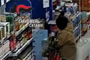 Paternò, donna di 29 anni di Adrano ruba liquori costosi in un supermercato: il complice è un 52enne di Biancavilla. Arrestati