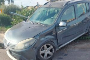 Paternò, due auto si scontrano tra le provinciali 15 e 77: una Dacia finisce sulla rotatoria