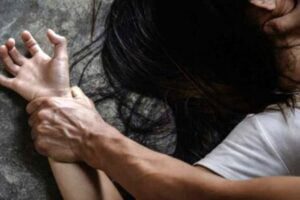 Biancavilla, minaccia la moglie con la pistola e la costringe ad avere rapporti sessuali: 31enne ai domiciliari