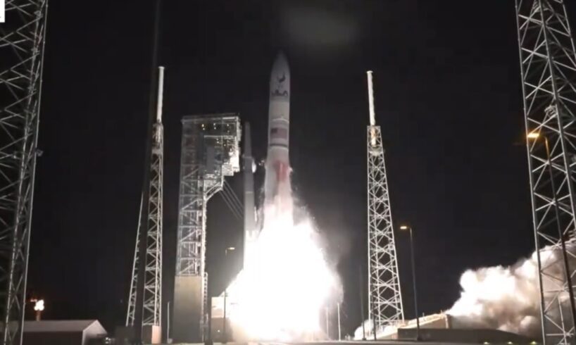 È decollato da Cape Canaveral in Florida il razzo Vulcan che trasporta il lander lunare Peregrine. Si tratta del primo lander lunare robotico commerciale partito dallo Space Launch Complex-41. Gli Stati Uniti tornano quindi a puntare alla Luna dopo oltre mezzo secolo e il Vulcan sarà la prima navicella spaziale americana ad atterrare sulla Luna dopo l'Apollo 17 nel 1972. Il suo arrivo sul suolo lunare è previsto per febbraio. «Tutto sembra a posto», ha afferma il responsabile del controll della o missione, aggiungendo che la pressione idraulica e quella della camera sono buone su entrambi i motori. Si tratta del primo veicolo privato che atterrerà sul nostro satellite e rientra nel programma commerciale promosso dalla Nasa.