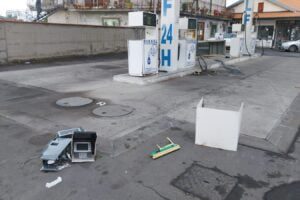 Belpasso, banditi sradicano la colonnina del distributore di benzina per rubare il denaro: sulla SP 160 Ragalna-Nicolosi
