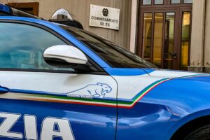 Adrano, in auto con un pugnale e la marijuana per uso personale: denunciato 25enne