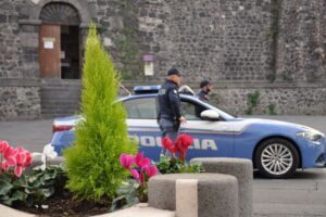 Adrano, 25enne ruba un borsello nella sagrestia della chiesa: denunciato